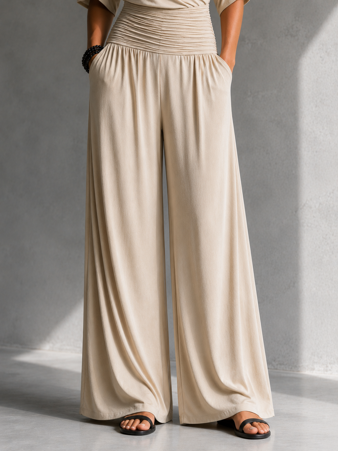 Conjunto elegante con efecto cruzado y pantalón de pierna ancha