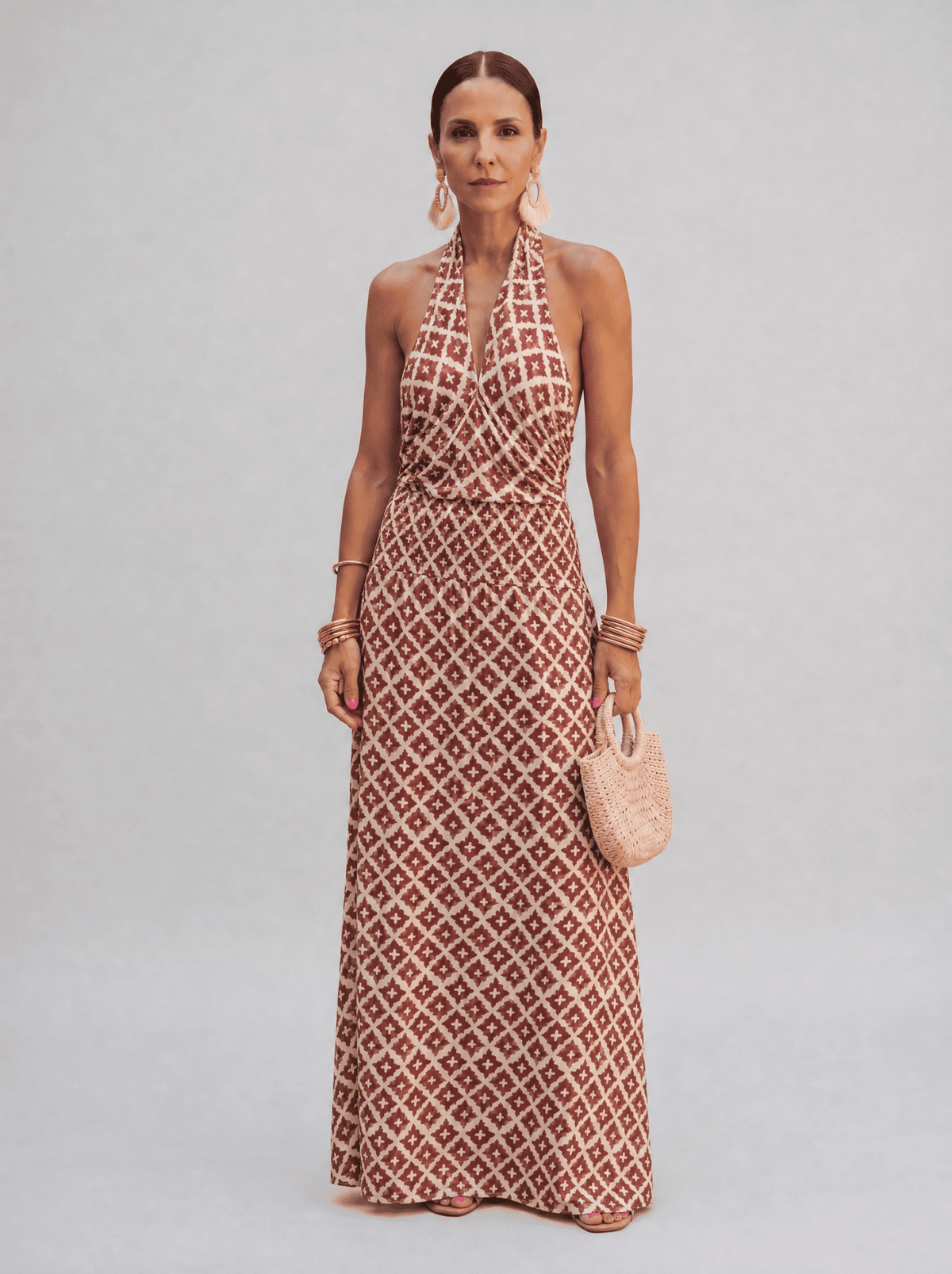 Vestido elegante con hombros al aire