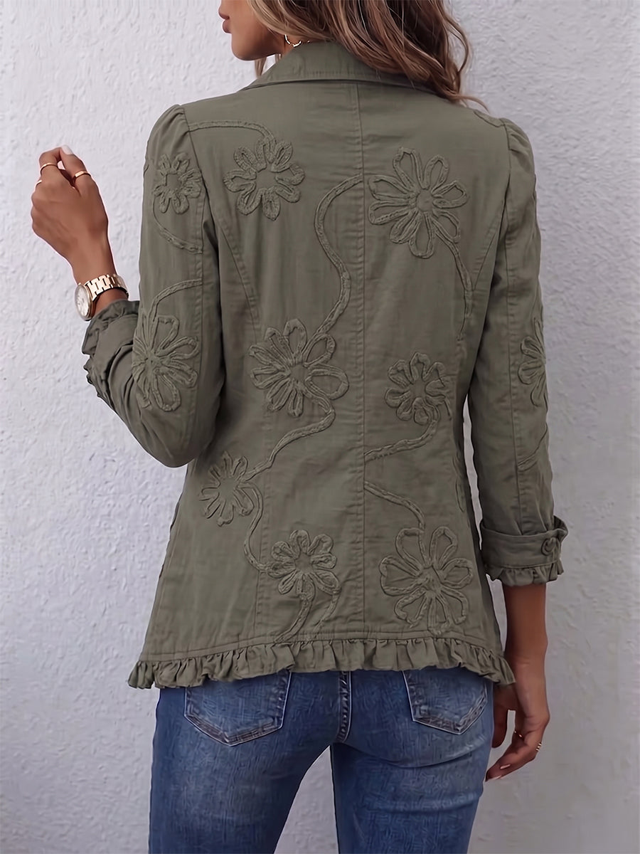 Chaqueta de estilo bohemio-chic bordada con flores verdes retro y ribete fruncido.