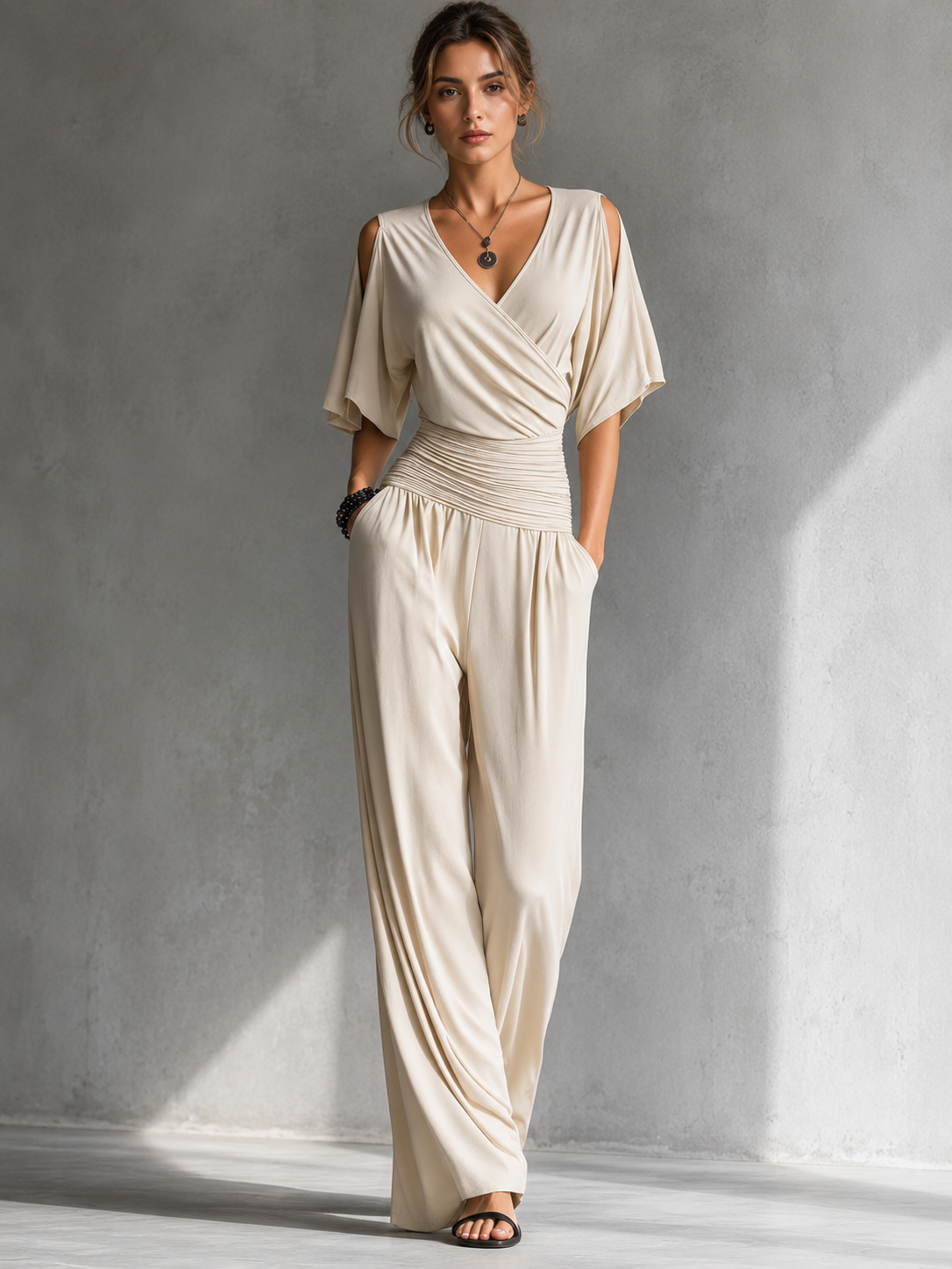 Conjunto elegante con efecto cruzado y pantalón de pierna ancha