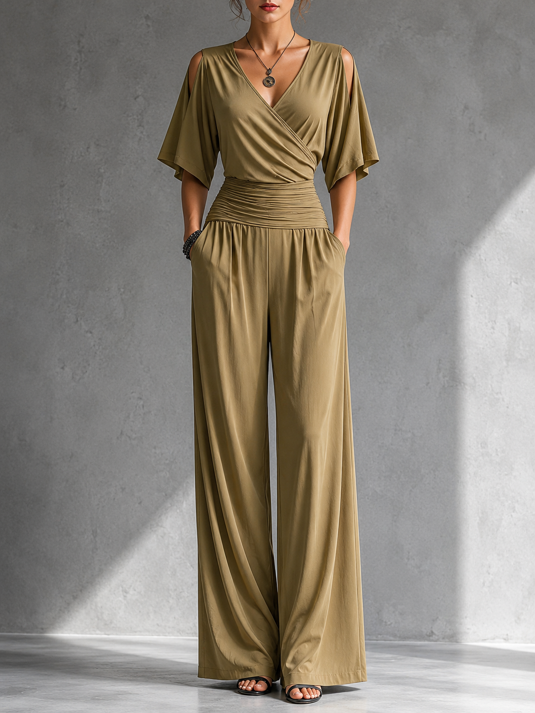 Conjunto elegante con efecto cruzado y pantalón de pierna ancha