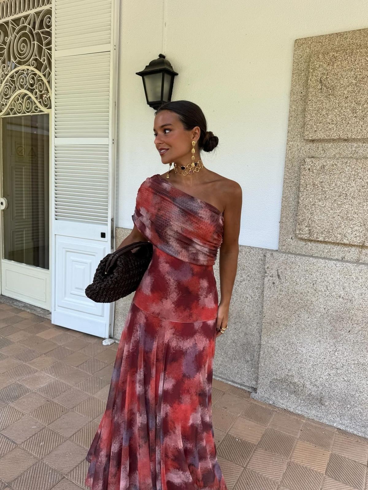 Vestido largo de acuarela con hombros al aire
