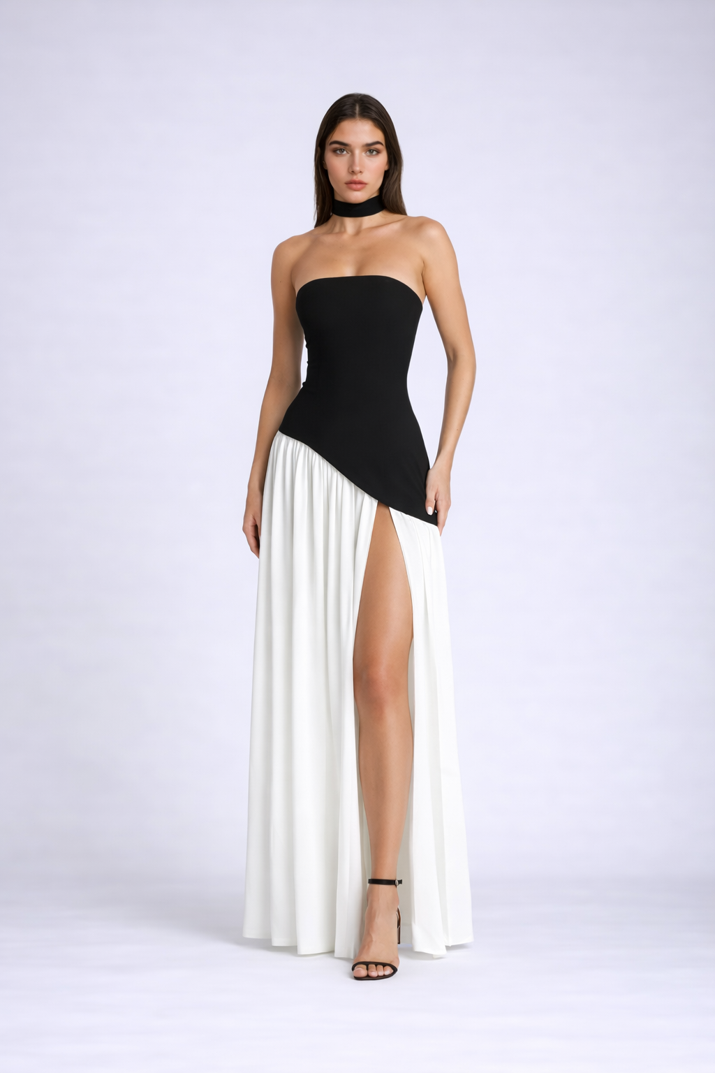 Vestido Largo Elegante con Escote Strapless y Abertura Lateral