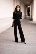 Conjunto de Tres Piezas Compuesto por una Camisola Transparente y Pantalones de Pierna Ancha.