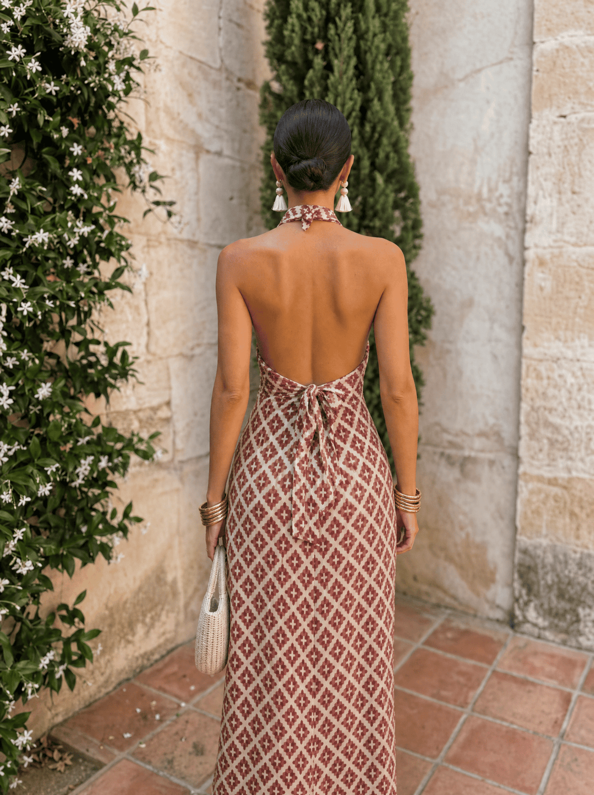 Vestido elegante con hombros al aire