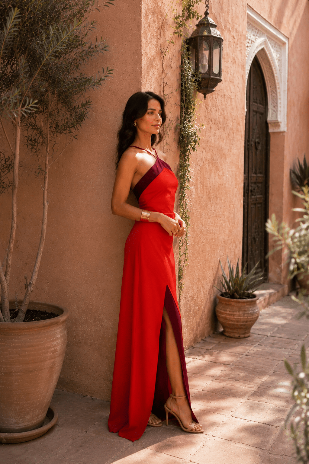 Vestido largo con escote al cuello y abertura