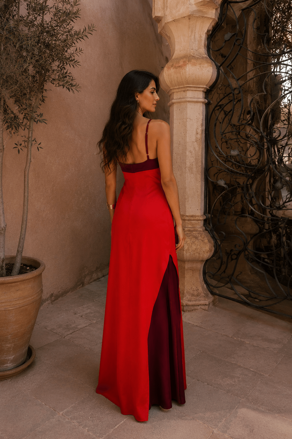 Vestido largo con escote al cuello y abertura