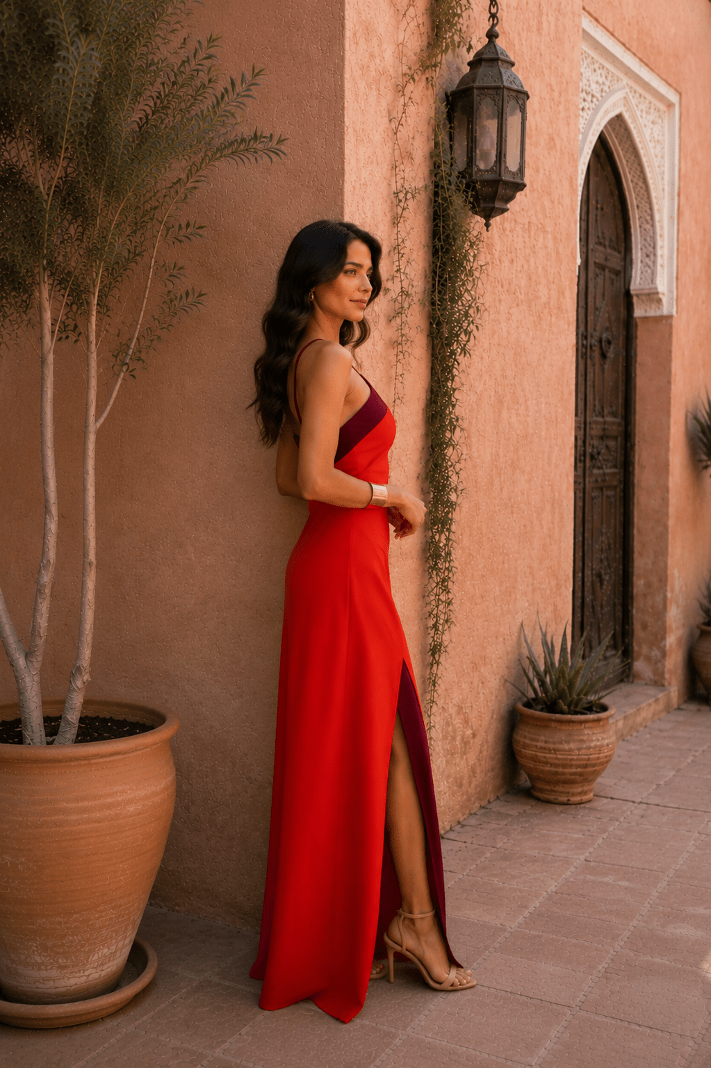 Vestido largo con escote al cuello y abertura