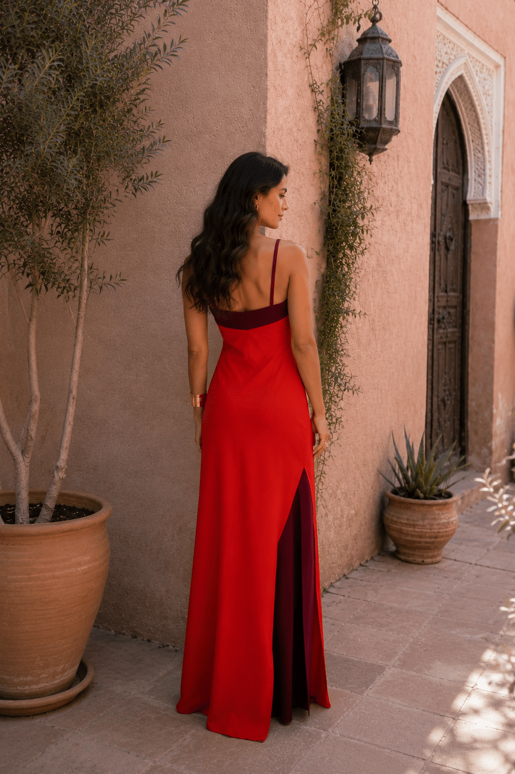 Vestido largo con escote al cuello y abertura