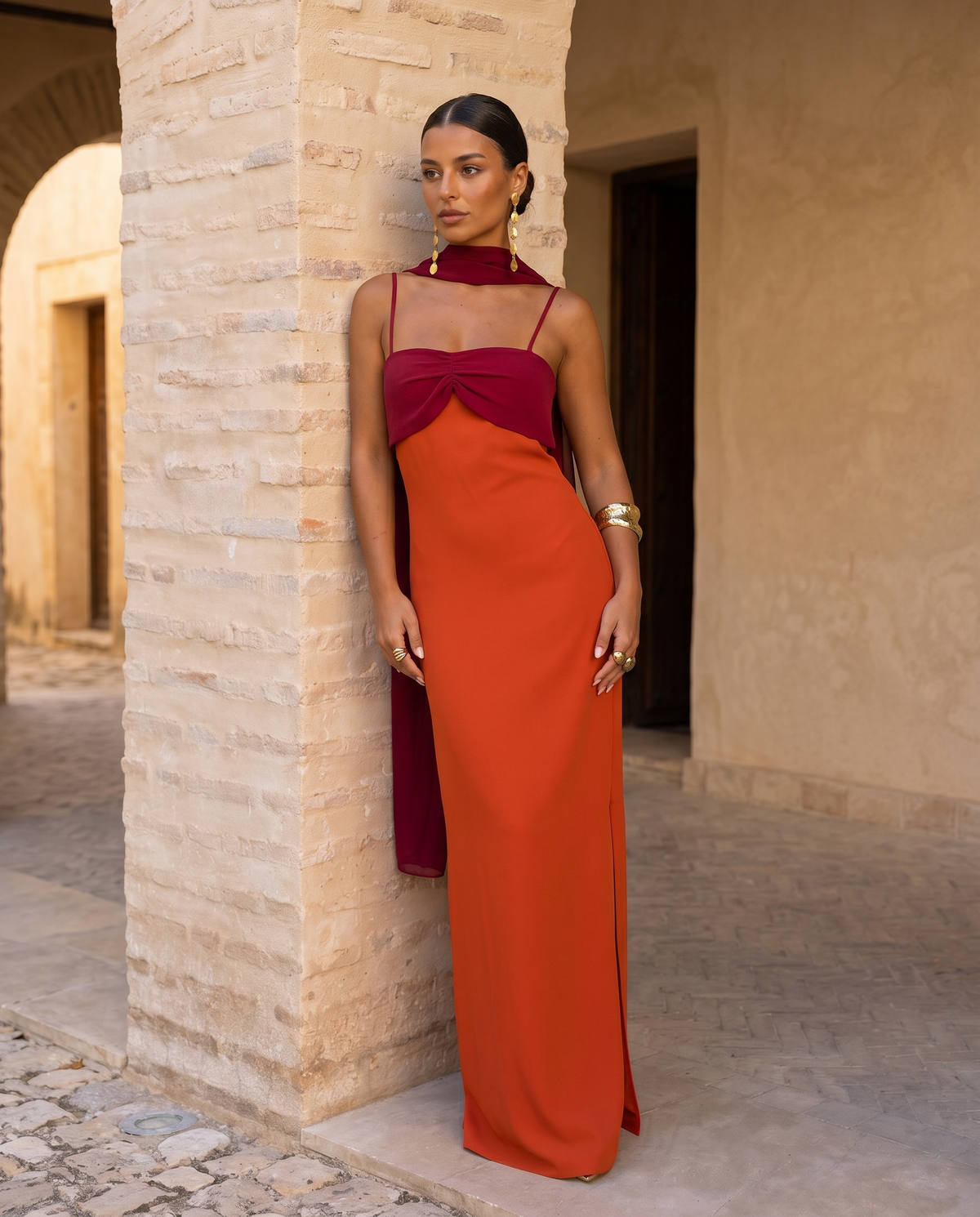Vestido en Naranja con Escote en Rojo