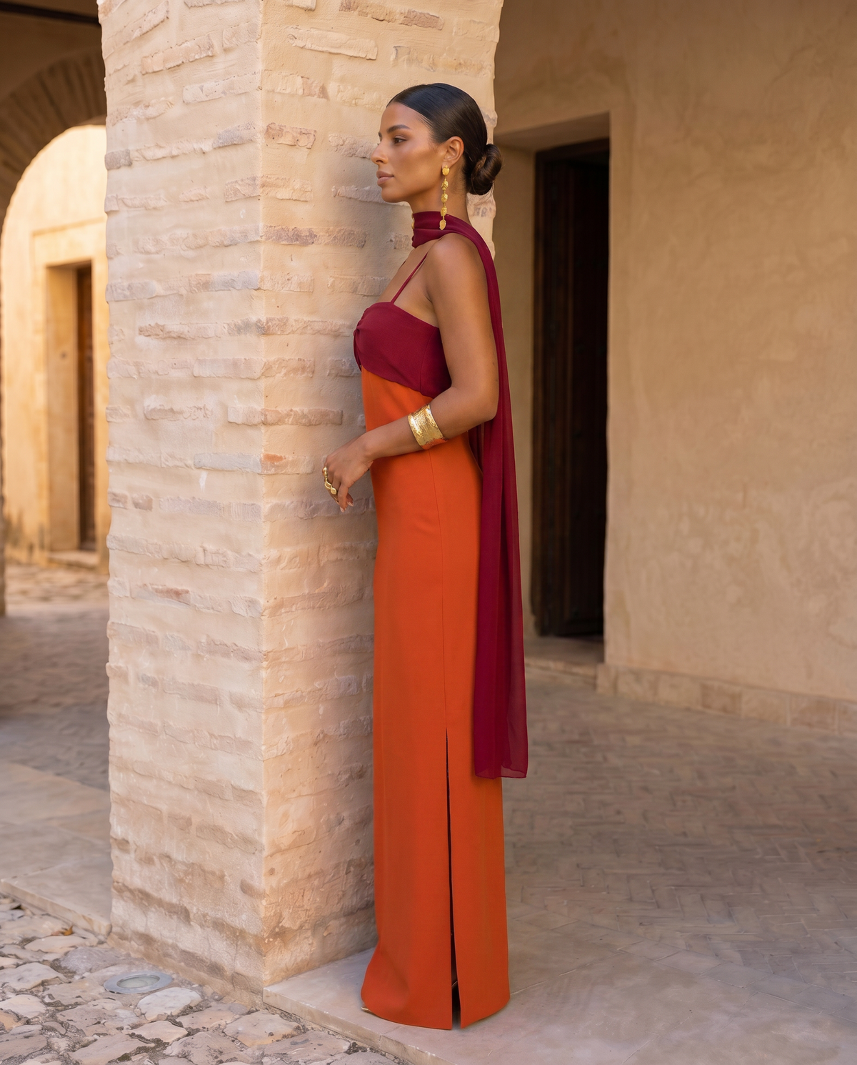 Vestido en Naranja con Escote en Rojo
