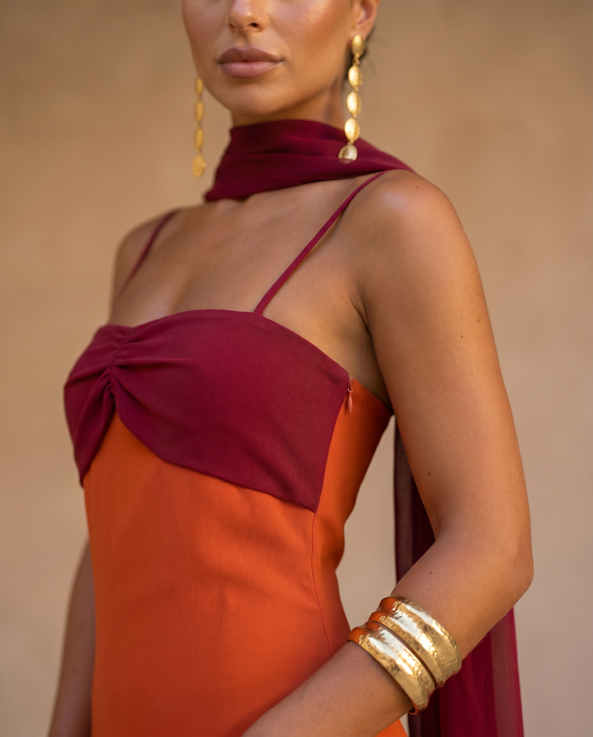 Vestido en Naranja con Escote en Rojo