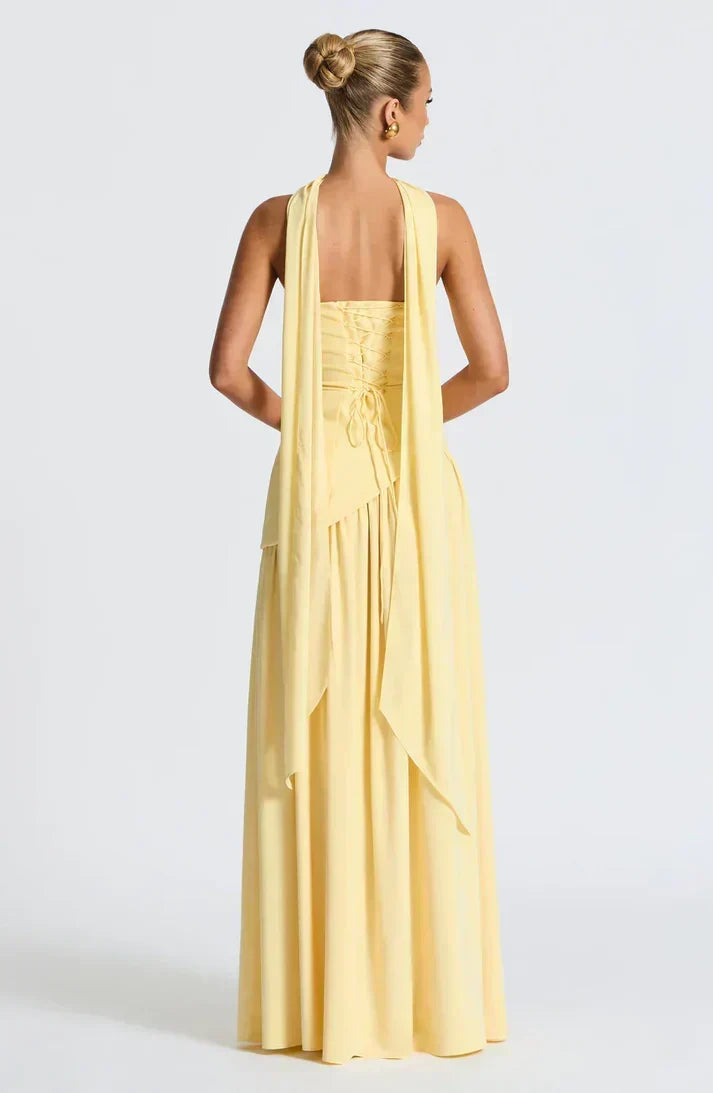 Vestido Largo Elegante con Escote Strapless y Abertura Lateral