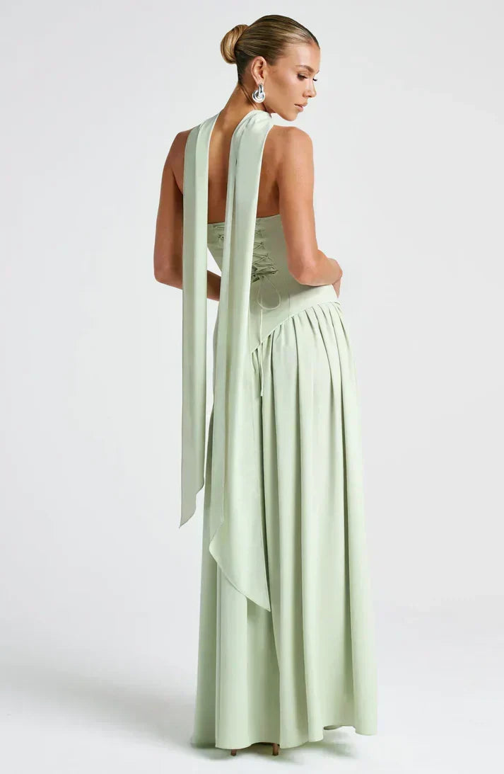 Vestido Largo Elegante con Escote Strapless y Abertura Lateral