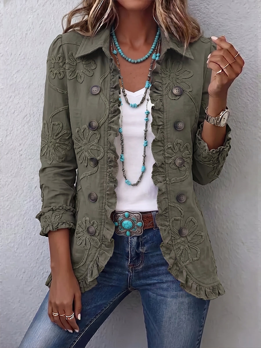 Chaqueta de estilo bohemio-chic bordada con flores verdes retro y ribete fruncido.