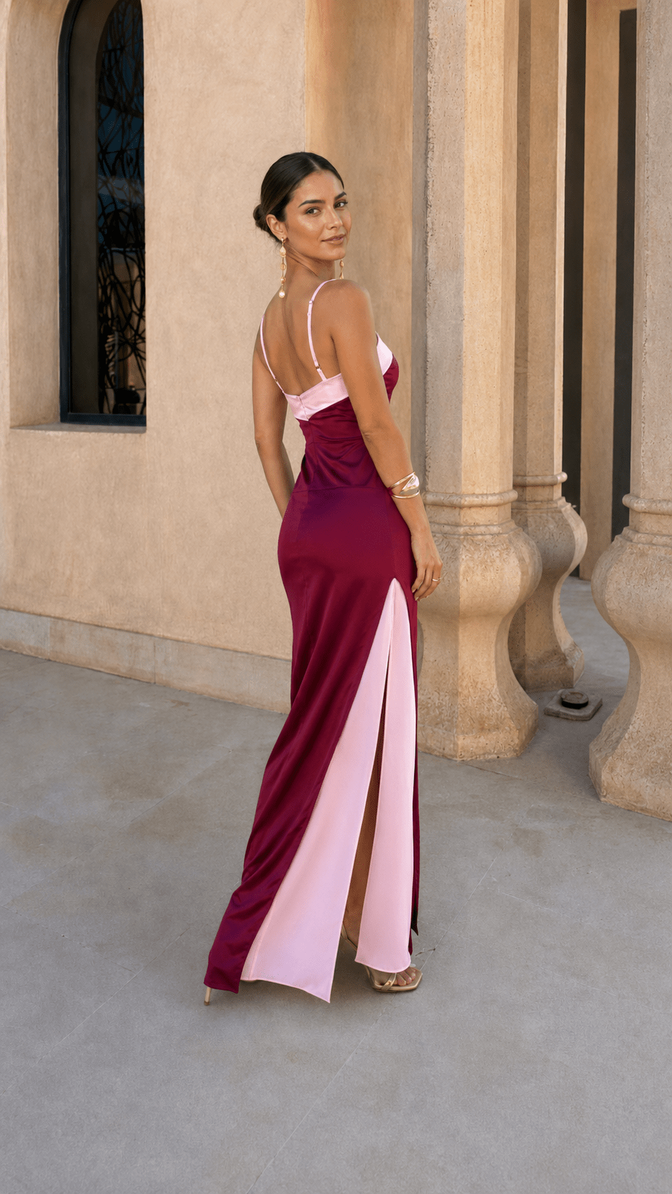 Vestido largo de satén con escote cruzado